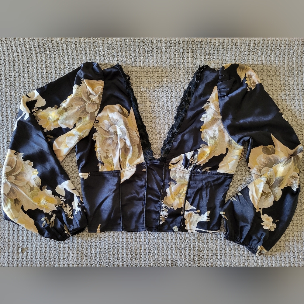 🌻Windsor Faux Satin V Neck With Lace Trim Crop Top